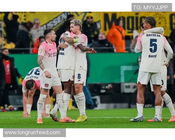 德国足球明星在比赛中意外倒地引发球迷热议与媒体关注